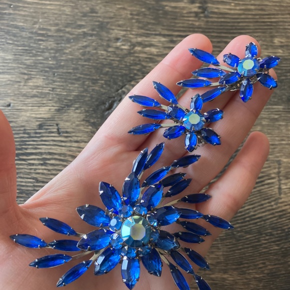 Judy Lee set blue rhinestone Aurora Borealis brooch and clip earrings - Picture 3 of 5